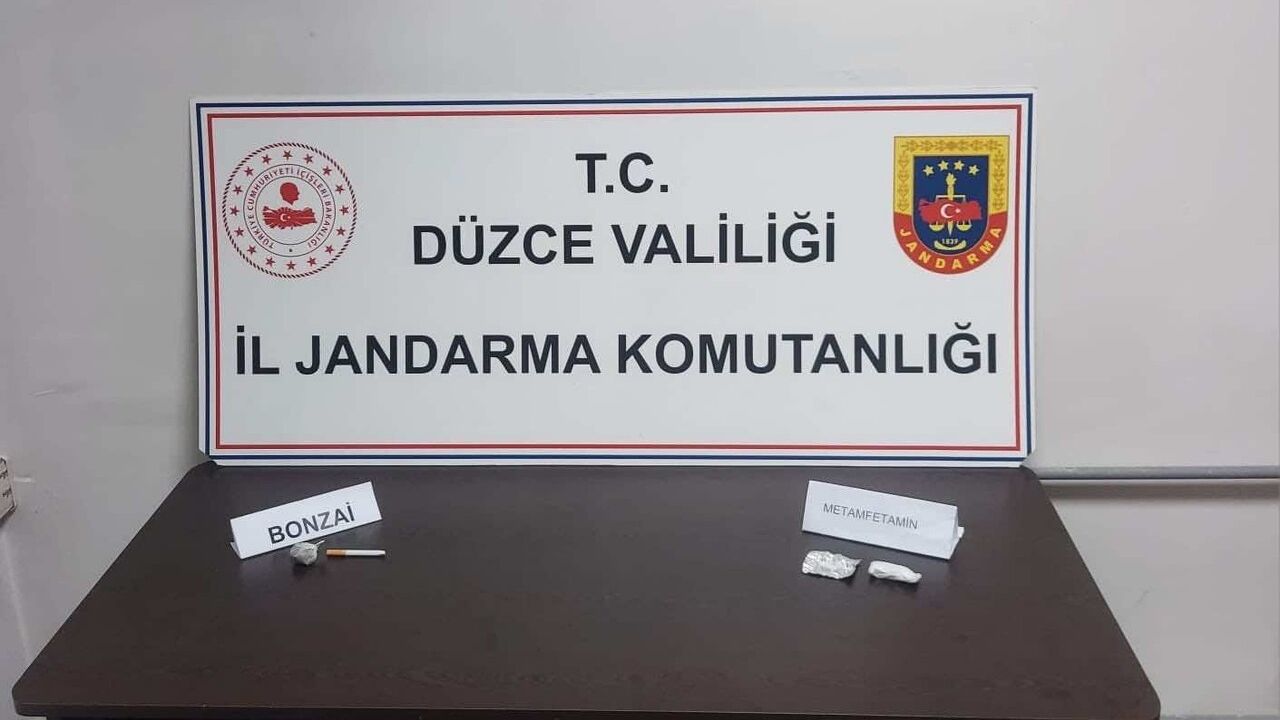 Düzce'de D100 Karayolunda Durdurulan Araçta Havalandırma Menfezinden Uyuşturucu Ele Geçirildi