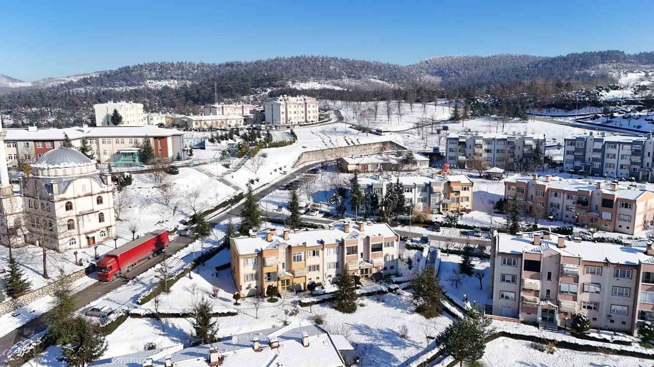 Düzce'de dronlu muhtar Bülent Bakkaloğlu kar sonrası mahalleyi havadan denetledi