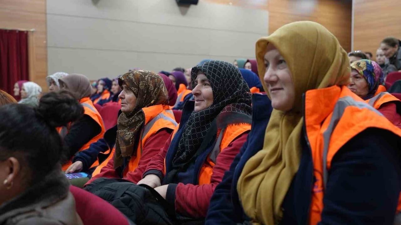 Düzce'de 'En İyi Narkotik Polisi Anne' Projesi Kapsamında Belediye Personeline Eğitim