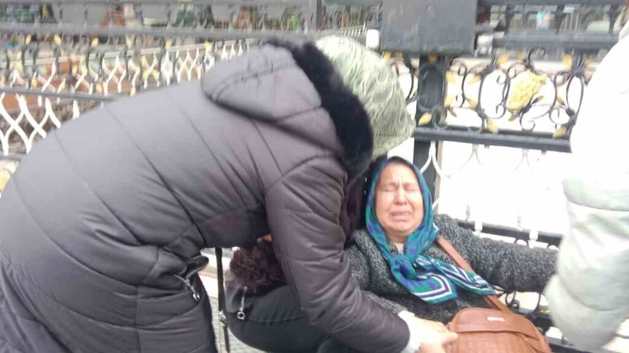 Düzce'de iflas eden kuyumcu önünde mağdurlar eylem yaptı; yaşlı kadın fenalaştı