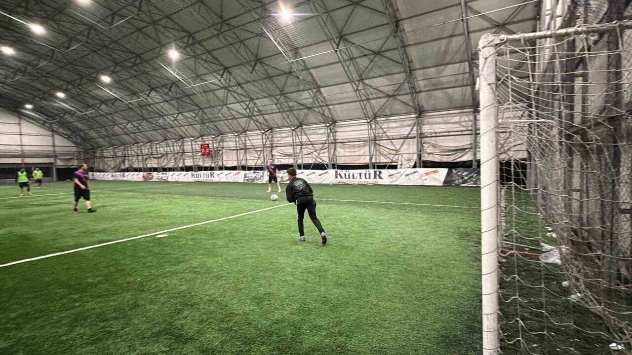 Düzce’de iletişim öğrencisi 'kiralık kaleci' olarak eğitim masraflarına katkı sağlıyor