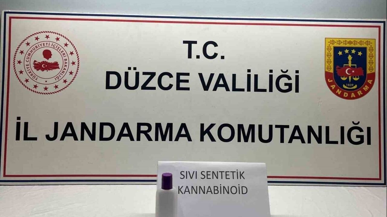 Düzce'de jandarma devriyesinde yakalanan şahsın üzerinde uyuşturucu maddeler ele geçirildi