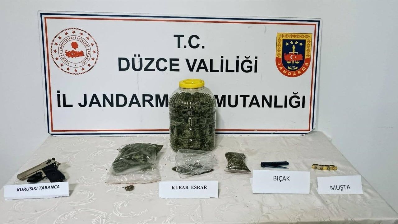 Düzce'de jandarma operasyonunda bidonda 1.013 gram esrar ele geçirildi