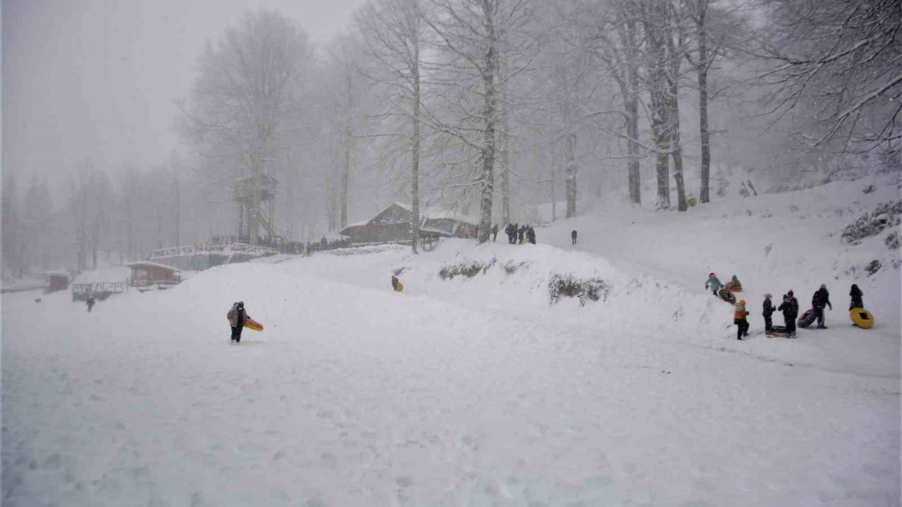 Düzce'de kar eğlencesine uyarı: Kartopu oyunlarında hazırlık ve dikkat çağrısı