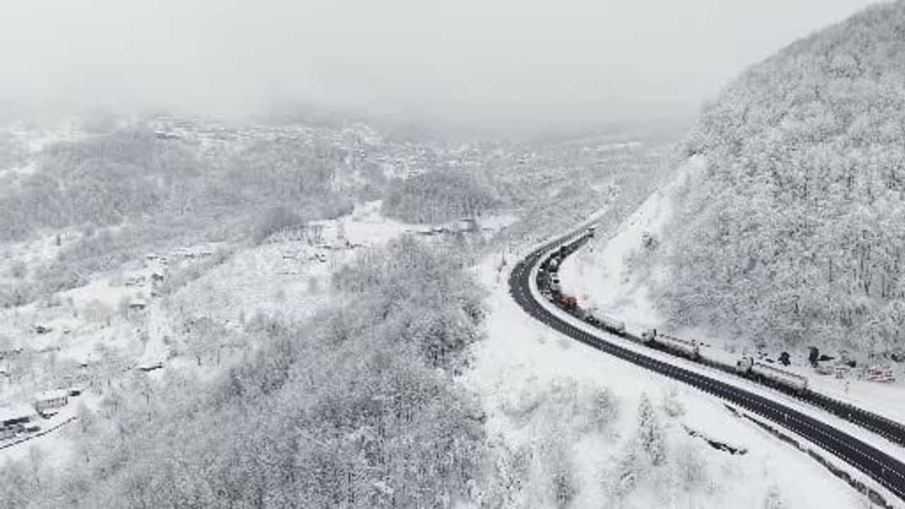 Düzce'de kar nedeniyle rampada kalan köprü ayağı yüklü tır, 2 çekiciyle kurtarıldı