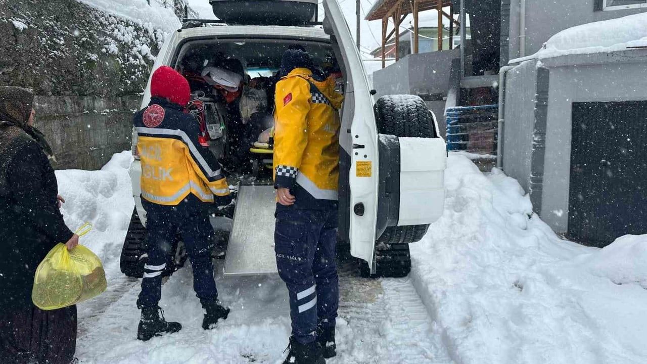 Düzce’de Karla Mücadele Eden 112 Ekipleri, Kar Paletli Ambulansla İki Hastayı Hastaneye Ulaştırdı