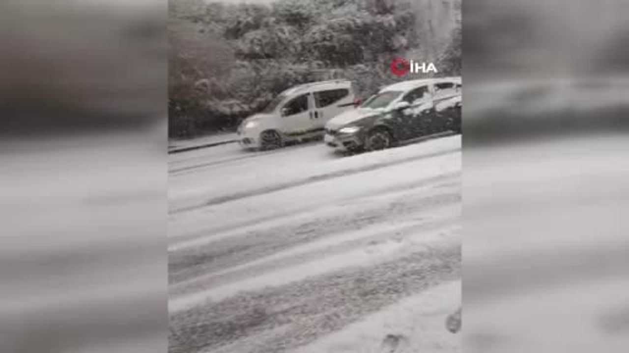 Düzce'de karlı yolda kayan otomobilin kaldırıma ve refüje çarpma anı cep telefonu kamerasında