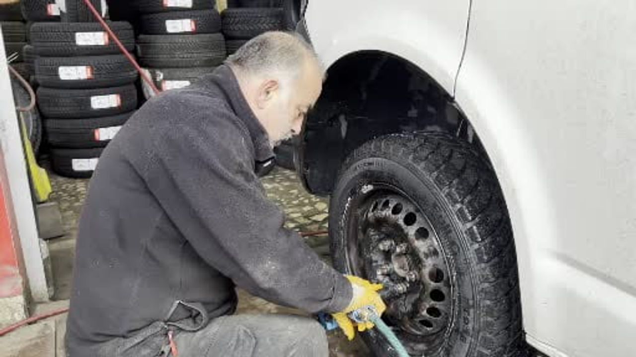 Düzce'de kış lastiği değişiminde yoğunluk; ustalar 7 derecede uyarıyor