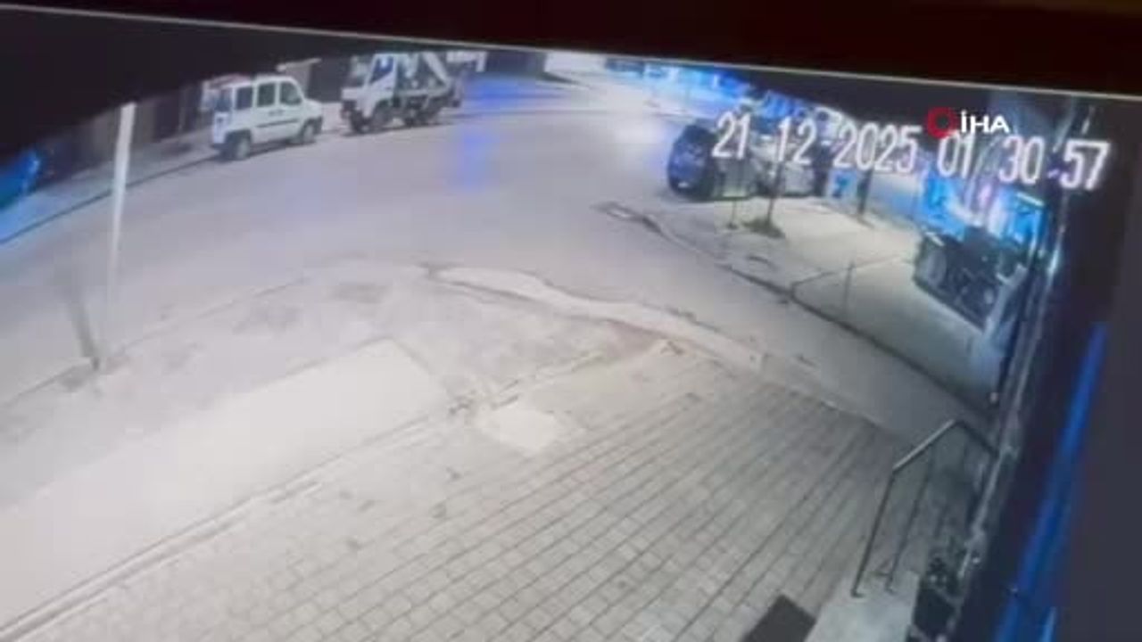 Düzce'de kontrolden çıkan otomobil park halindeki araca çarptı, 4 kişi yara almadan kurtuldu