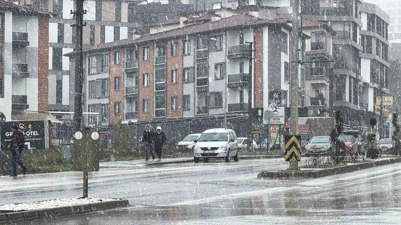 Düzce'de mevsimin ilk karı düştü — Konuralp'te tuzlama çalışmaları başladı