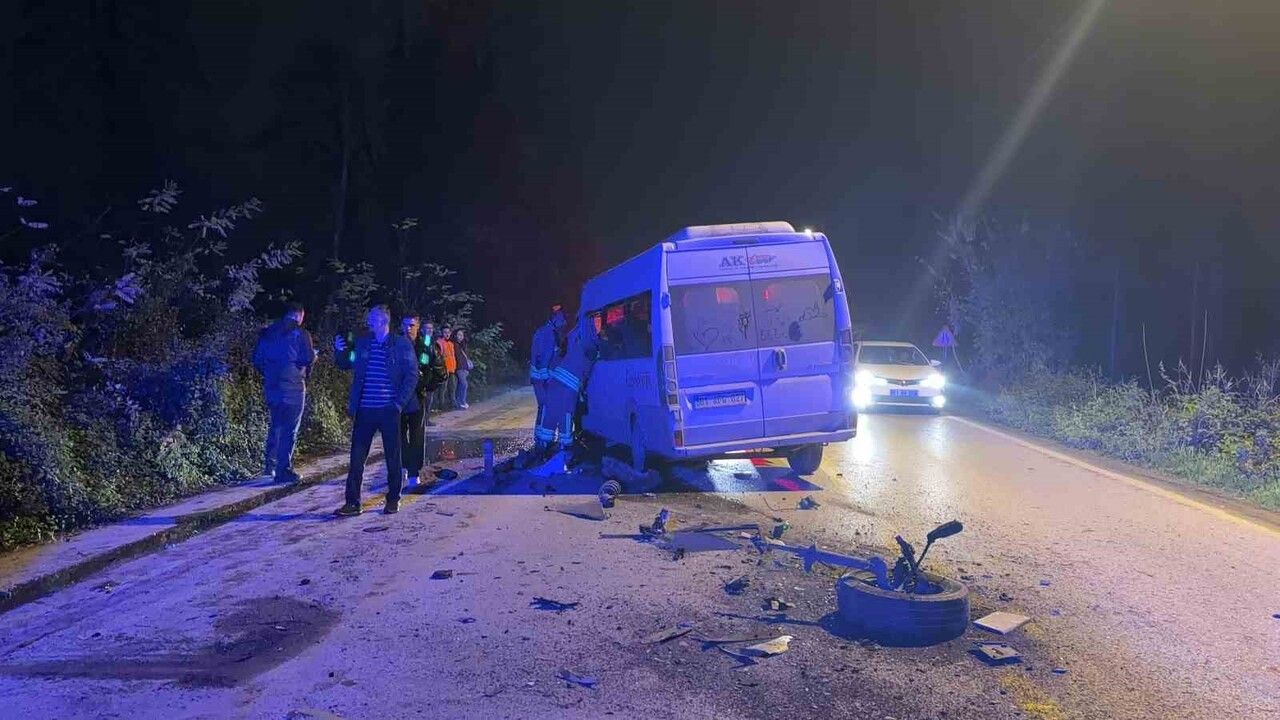 Düzce'de minibüs ile otomobil çarpıştı: 3 kişi yaralandı