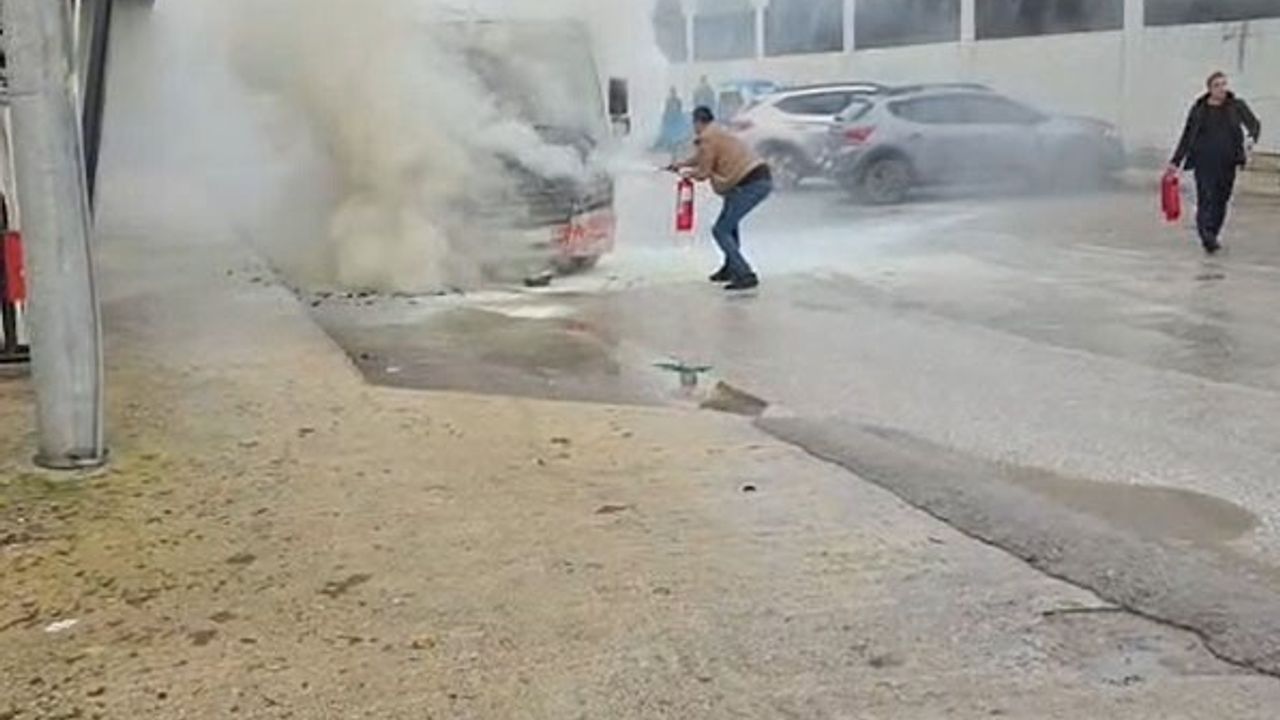 Düzce'de motorunda yangın çıkan özel halk otobüsü kullanılamaz hale geldi