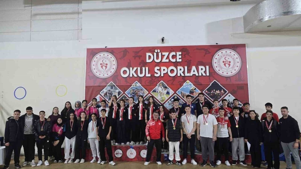 Düzce'de Okul Sporları Bilek Güreşi Müsabakaları Tamamlandı: 161 Sporcu Yarıştı