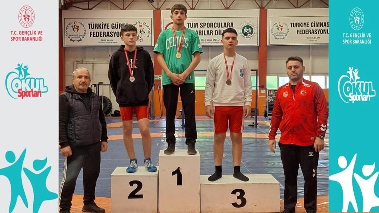 Düzce'de Okul Sporları Gençler Güreş Müsabakalarında Dereceler Belli Oldu