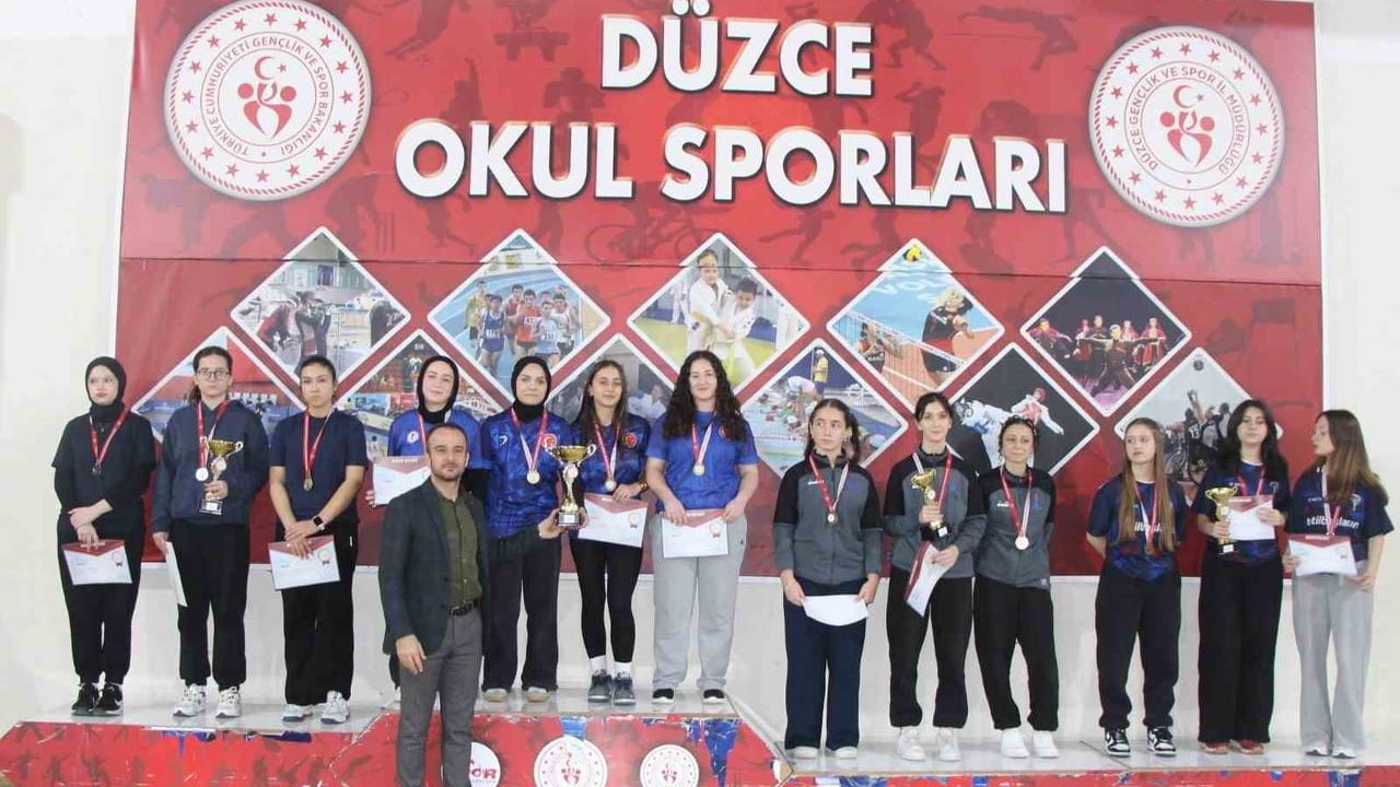 Düzce'de Okul Sporları Masa Tenisi Gençler Müsabakaları tamamlandı — Esin Olcay ve İbni Sina şampiyon