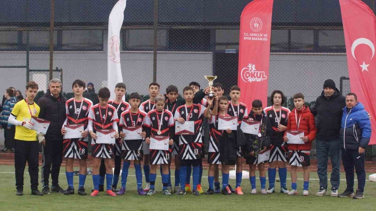 Düzce'de Okul Sporları Yıldız Erkekler Futbolu'nda İsmetpaşa Ortaokulu şampiyon oldu