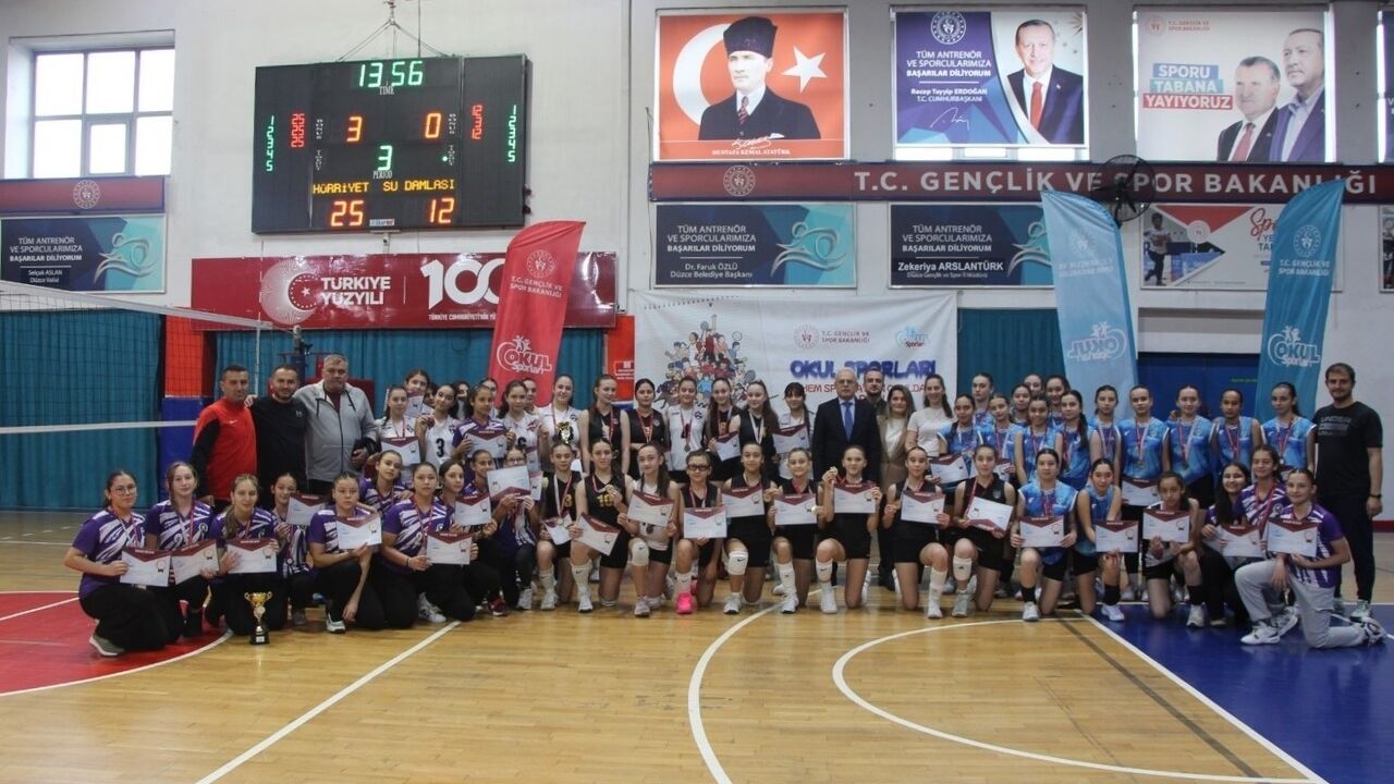 Düzce'de Okul Sporları Yıldız Kızlar Voleybolunda Hürriyet Ortaokulu şampiyon oldu