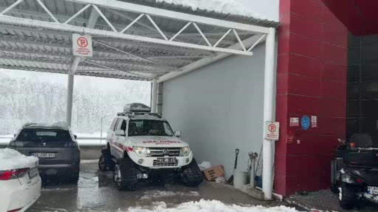 Düzce'de paletli ambulans 60 santimetrelik kara rağmen Tuğrul Köyü'ndeki 95 yaşındaki hastaya ulaştı
