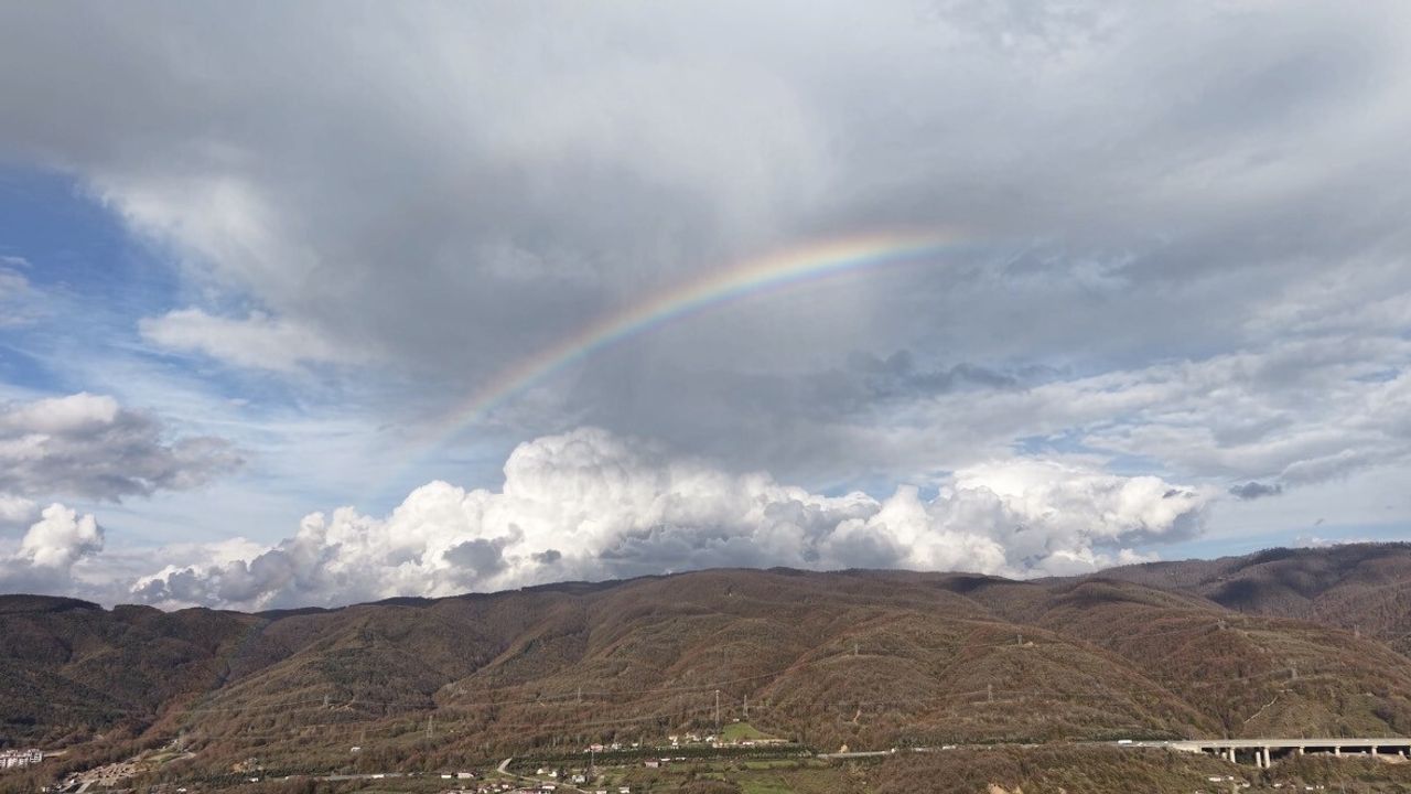 Düzce'de Sağanak Sonrası Gökyüzünde Gökkuşağı Görüntülendi