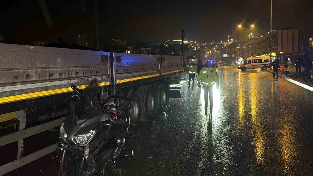 Düzce'de sağanakta kayan motosiklet park halindeki tıra çarptı, sürücü ağır yaralandı