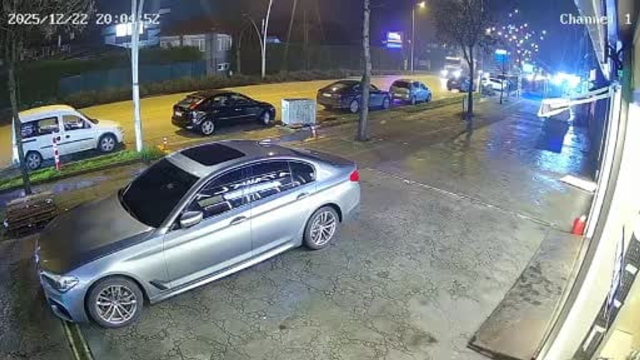 Düzce'de taksi kediye çarpmamak için manevra yaptı; park halindeki araca çarpıp yan yattı