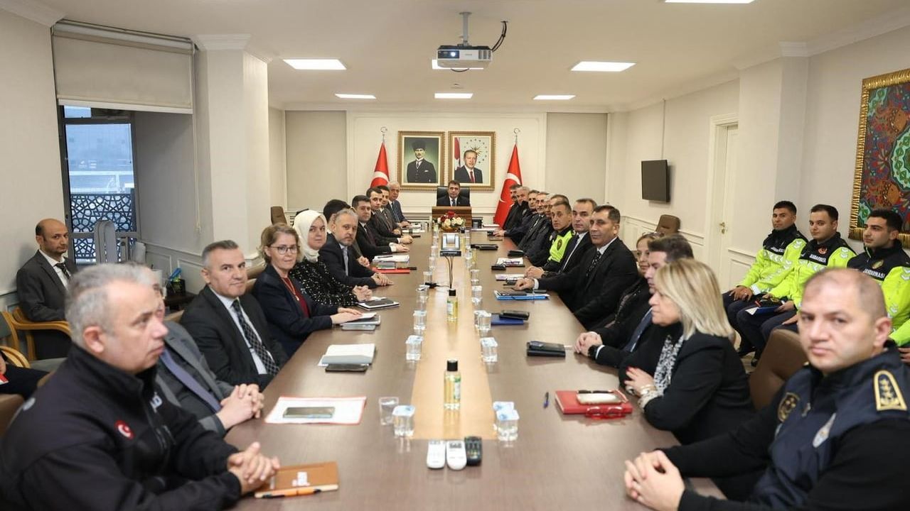 Düzce'de Vali Selçuk Aslan Başkanlığında Yılbaşı Tedbirleri Koordinasyon Toplantısı