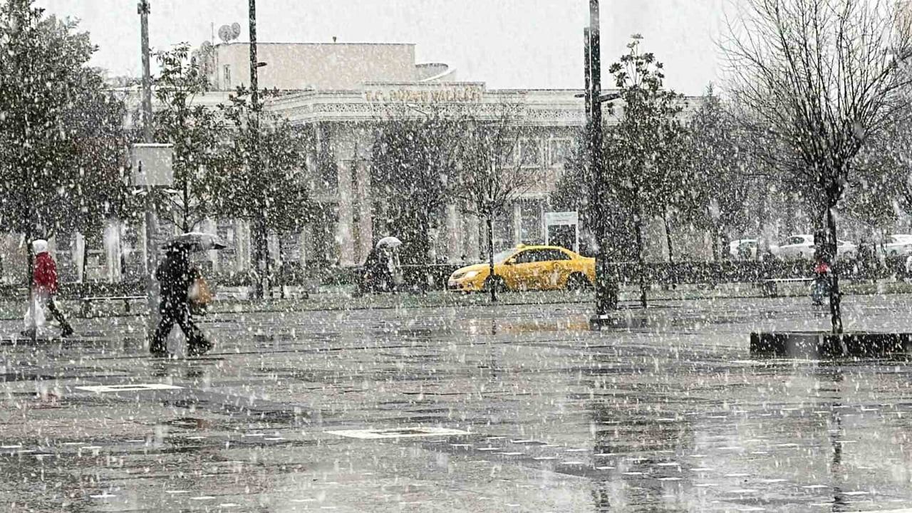 Düzce'de Yoğun Kar Yağışı Dronla Görüntülendi: Kent Beyaza Büründü