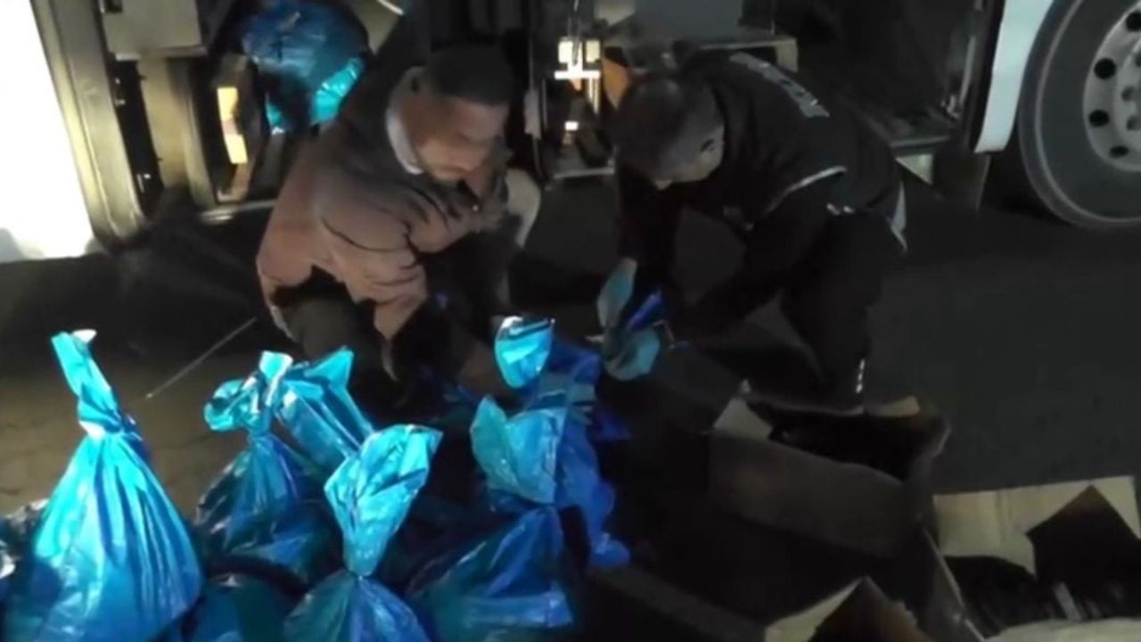 Düzce'de yolcu otobüsünde 46 bin 655 silah parçası ele geçirildi; 6 şüpheli adliyeye sevk edildi