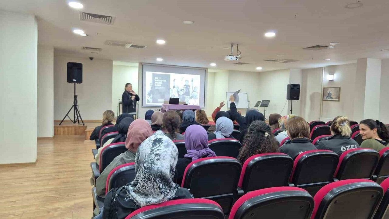 Düzce'de yurt personeline 'En İyi Narkotik Polisi: Anne' eğitimi verildi