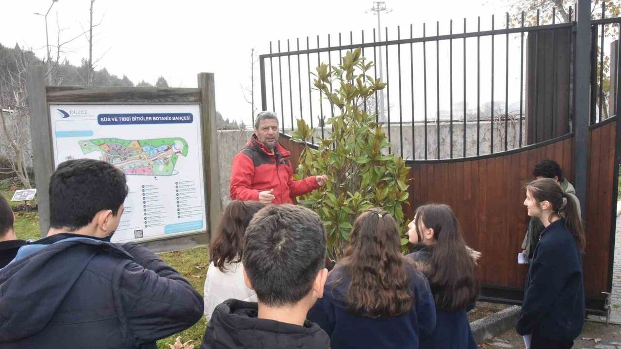 Düzce Hikmet Akın Ortaokulu Öğrencileri, Düzce Üniversitesi Hayvan Müzesi ve Botanik Bahçesini Gezdi