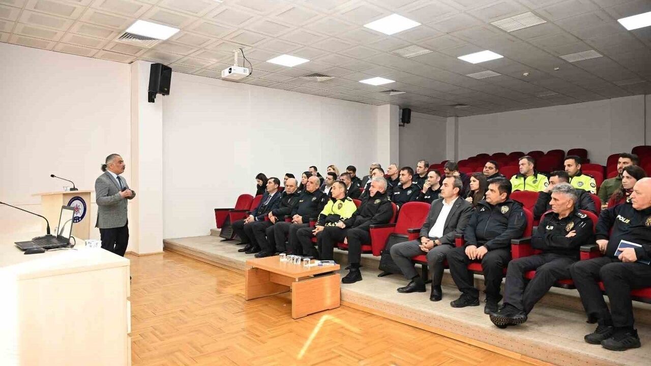 Düzce İl Emniyet Müdürlüğü'ne 'Etkili İletişimde Protokol ve Nezaket' Eğitimi
