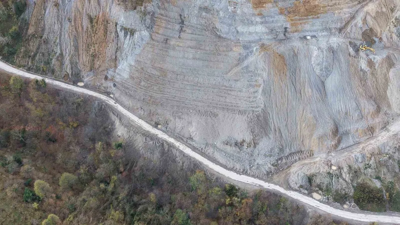 Düzce Kaynaşlı'da heyelan: Gırgın Mesire yolu kısa sürede temizlendi