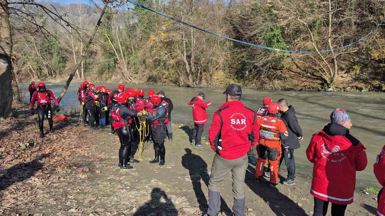Düzce Melen Çayı'nda AFAD koordinasyonunda 'ağır seviye arama kurtarma' eğitimi: 60 gönüllü zorlu parkuru tamamladı