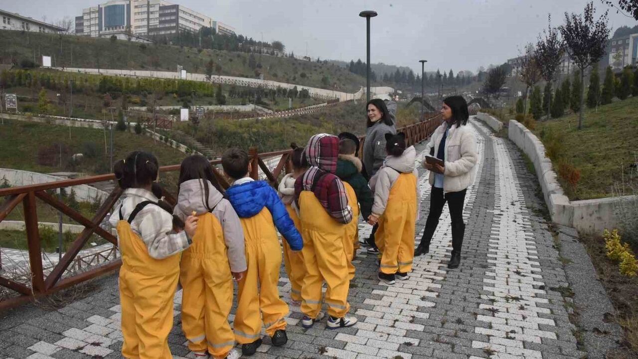 Düzce Nadas Çocuk Köyü Anaokulu öğrencileri Düzce Üniversitesi Süs ve Tıbbi Bitkiler Botanik Bahçesi'ni gezdi