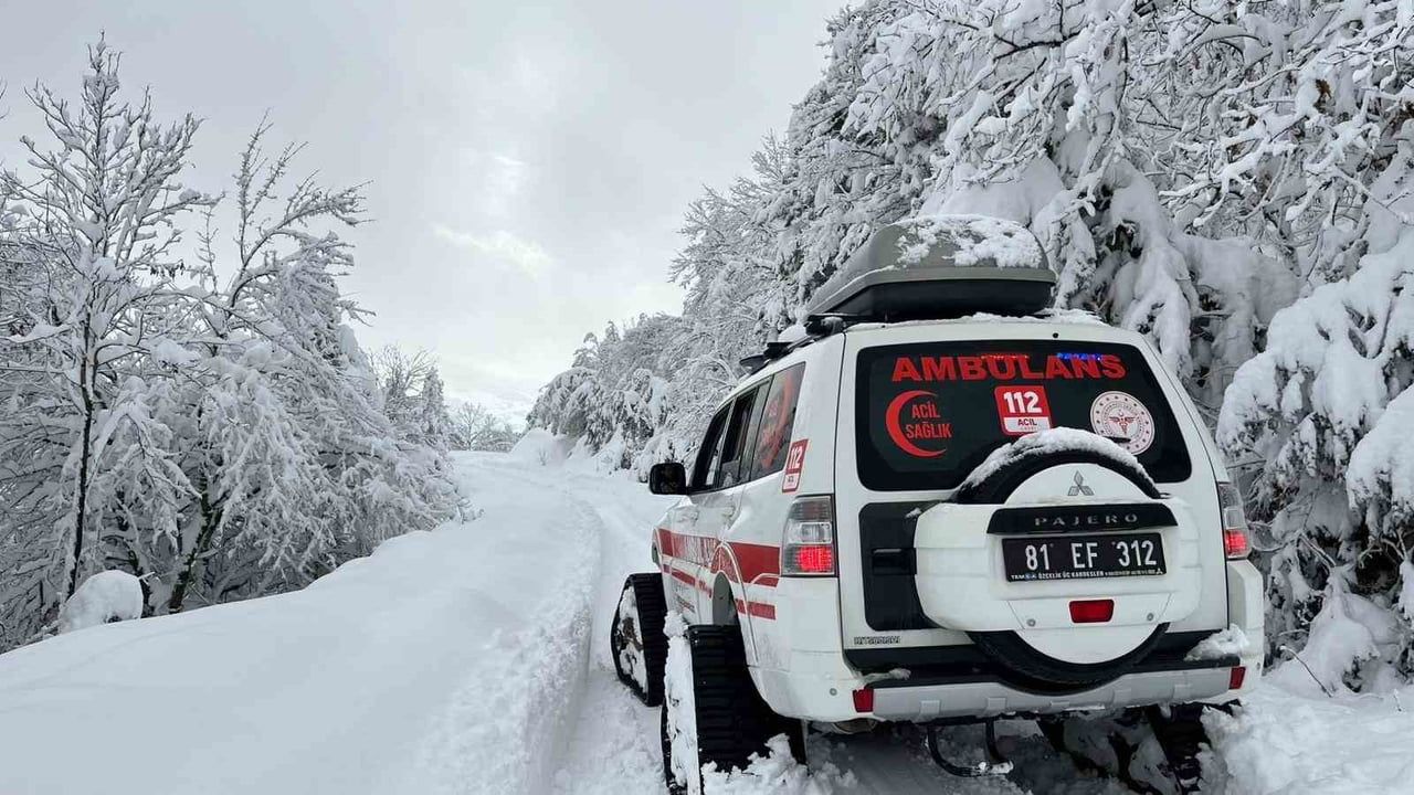 Düzce Tuğrul Köyünde paletli ambulansla 95 yaşındaki hastaya müdahale