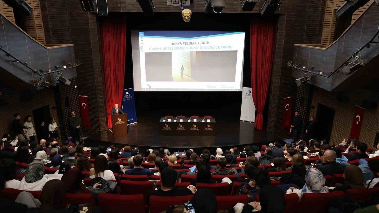 Düzce Üniversitesi'nde Dünya Felsefe Günü: Türkiye’de Felsefenin Dünü, Bugünü ve Yarını Tartışıldı