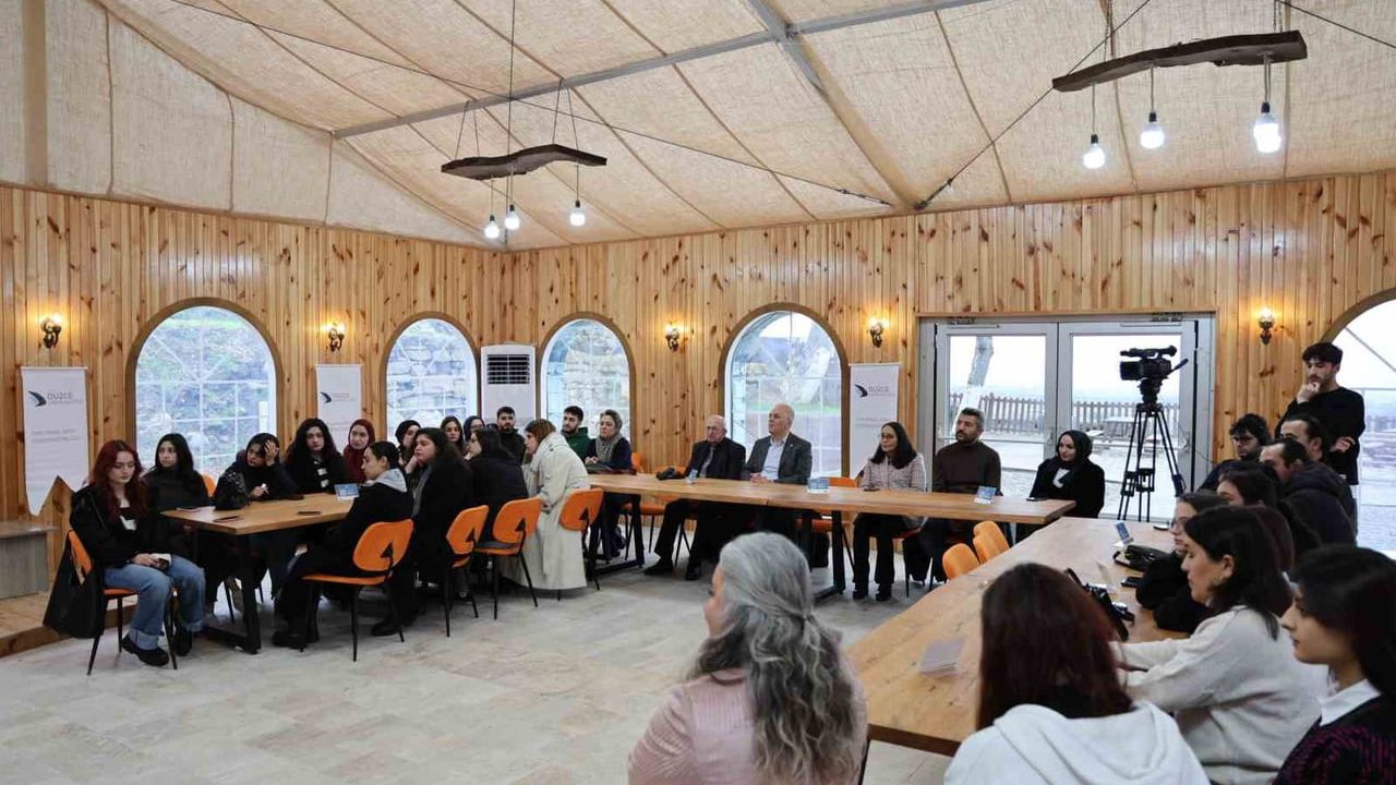 Düzce Üniversitesi'nde 'Her Yönüyle Mehmet Akif' Bilim Kafe'si