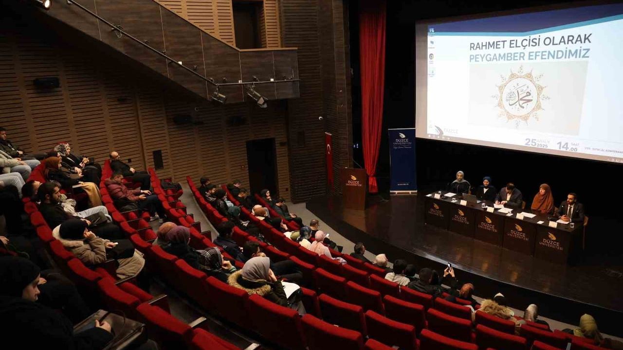 Düzce Üniversitesi'nde 'Rahmet Elçisi Olarak Peygamber Efendimiz' öğrenci paneli: Peygamber sevgisi ailede kimlik inşası