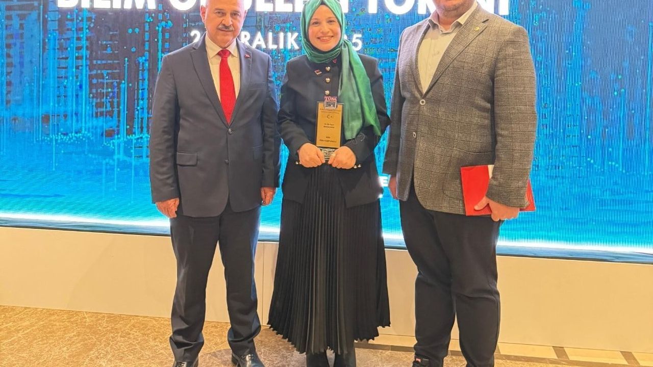 Düzce Üniversitesi'nden Dr. Emine Şahin'e TÜBA-GEBİP Ödülü; Cumhurbaşkanı Erdoğan takdim etti