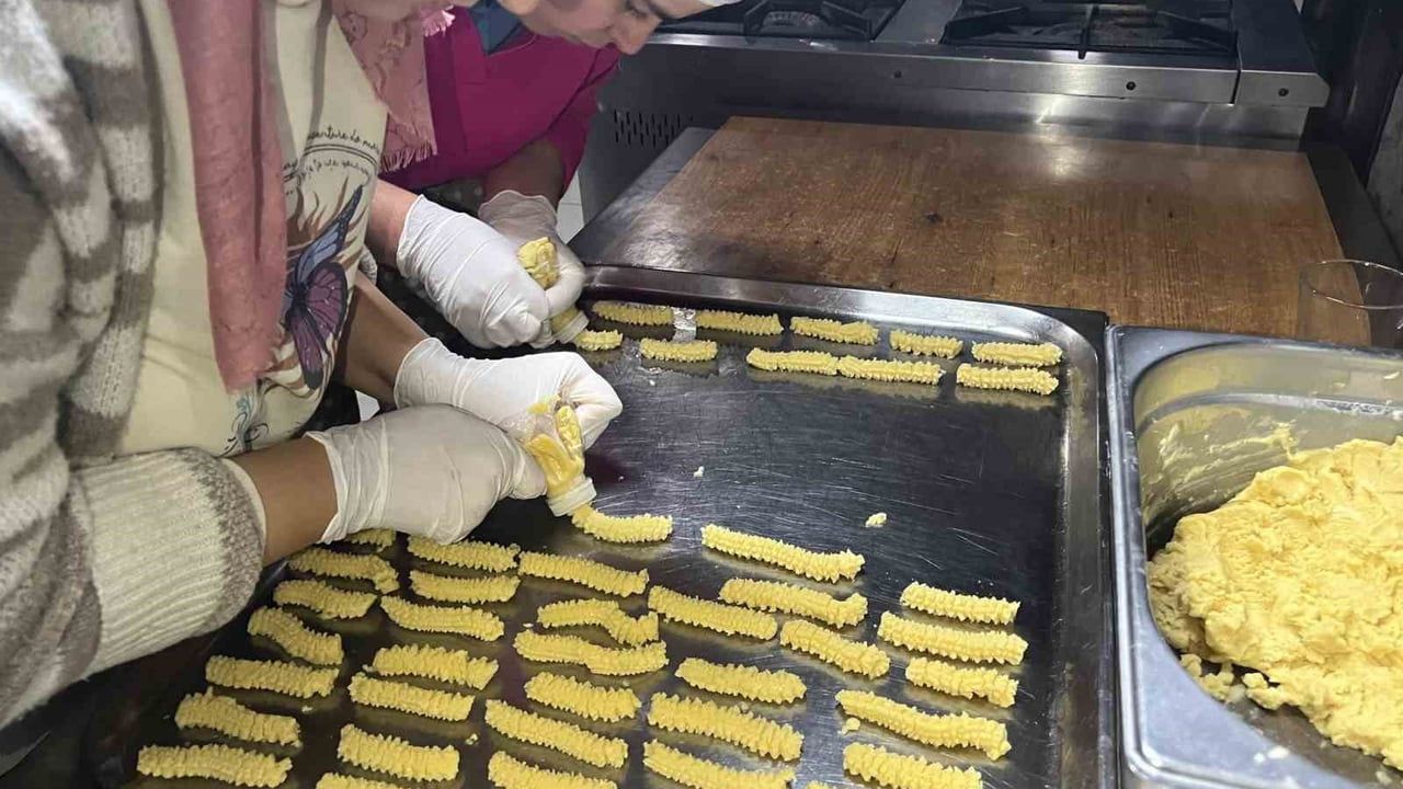 Düzce Üniversitesi Yurtlarında Pizza ve Kurabiye Atölyeleri: Öğrenciler Mutfak Becerilerini Geliştirdi