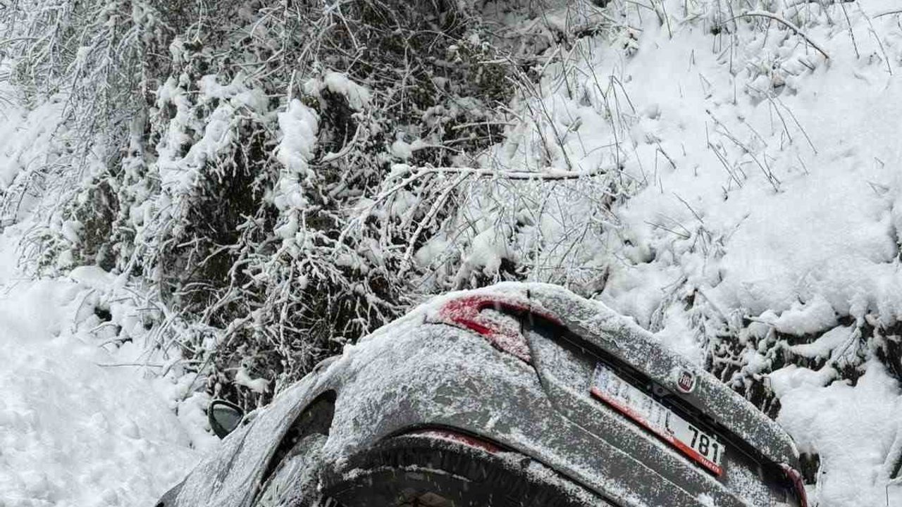 Düzce Yığılca'da kaygan yolda otomobil kanala uçtu: 5'i çocuk 8 yaralı
