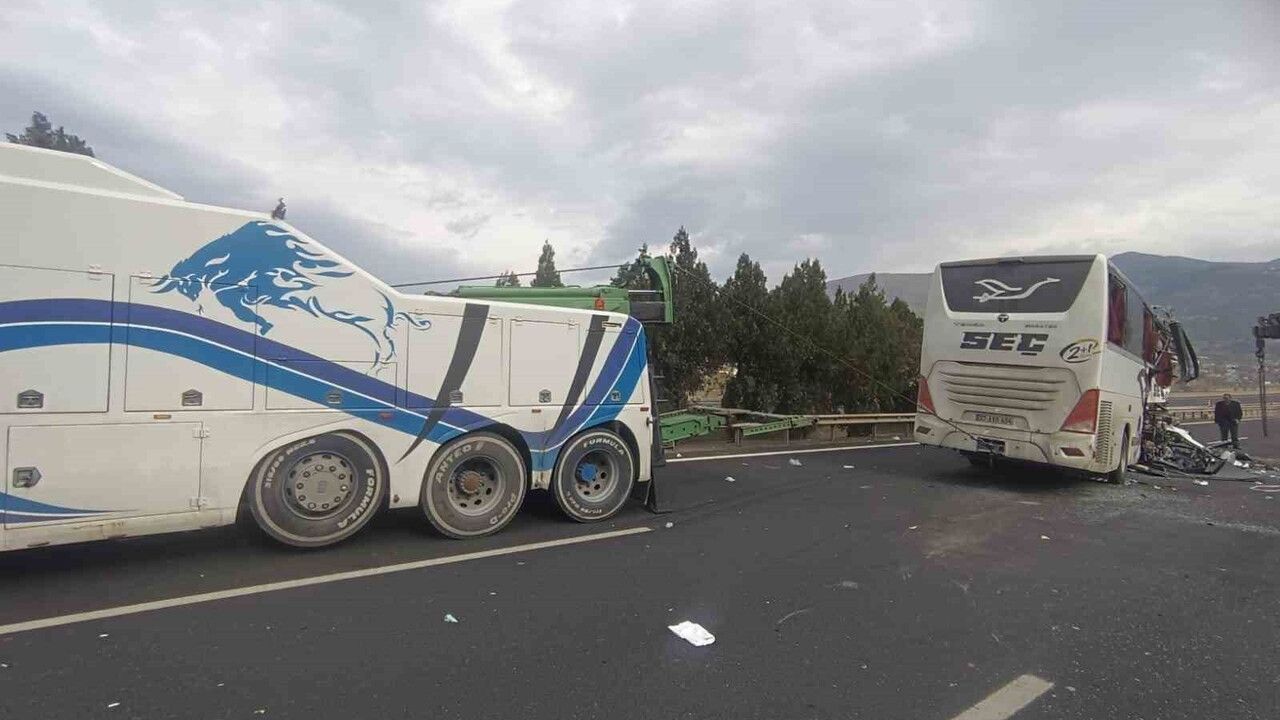 E-90 Otoyolu'nda otobüs-tır çarpışması: 7 ölü, 11 yaralı; yol araçların çekilmesiyle yeniden açıldı