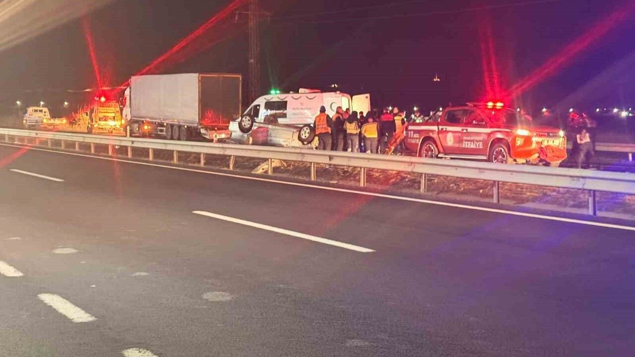 E90 (Ankara-Eskişehir) Karayolu’nda Otomobil Tıra Arkadan Çarptı: 1 Ölü, 3 Yaralı