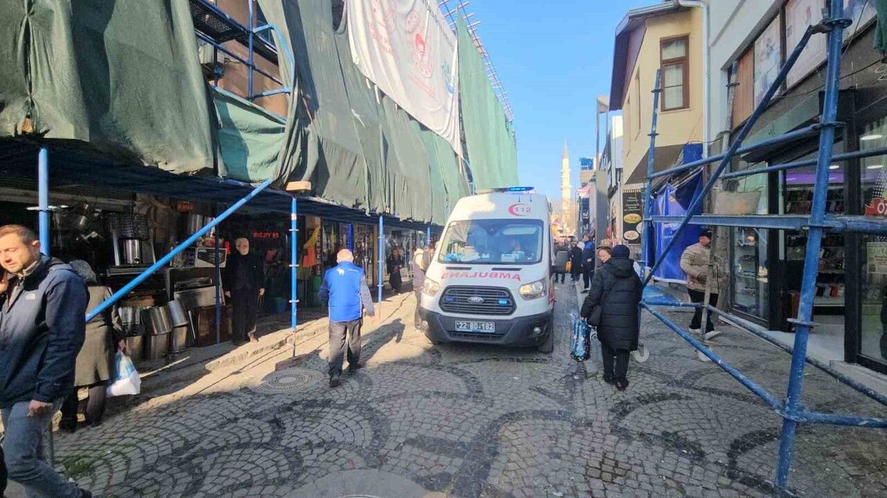 Edirne'de bozuk kaldırım taşına takılan kadın düştü; Beyza Altuğ hastaneye kaldırıldı