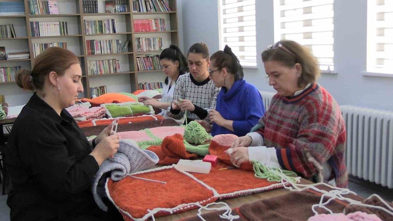 Edirne'de 'El Emeği Gönül Bağı' Projesi: Öğrenciler Örüyor, Veliler Birleştiriyor