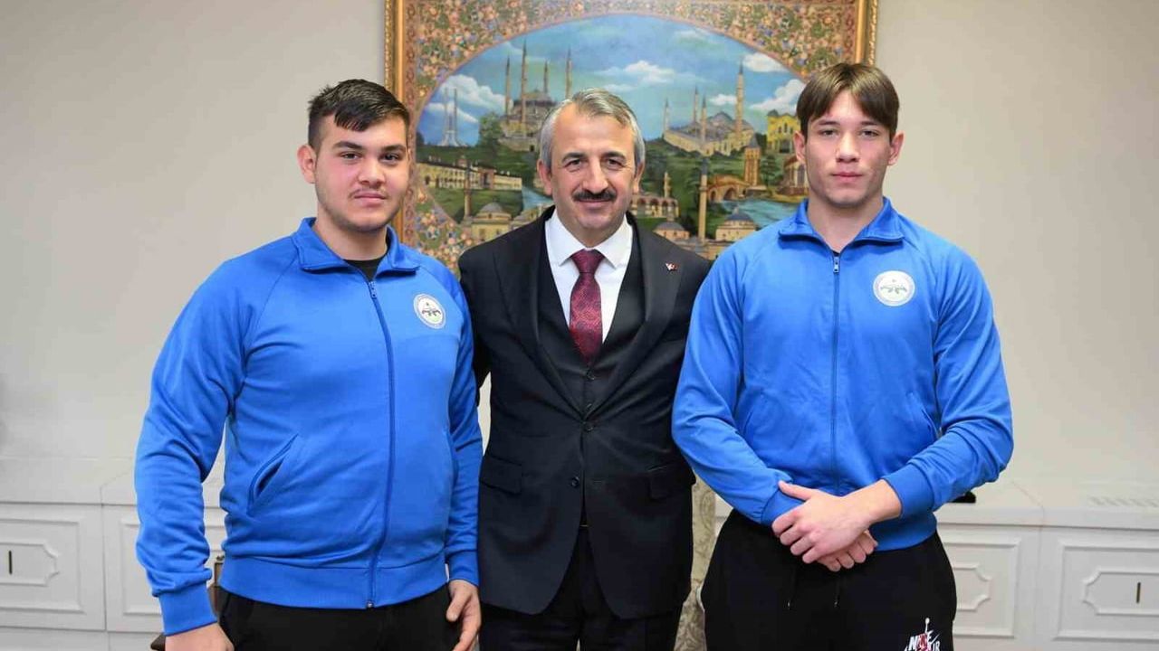 Edirne'de engelli vatandaşa yardım eden lise öğrencileri Vali Sezer'in takdirini kazandı