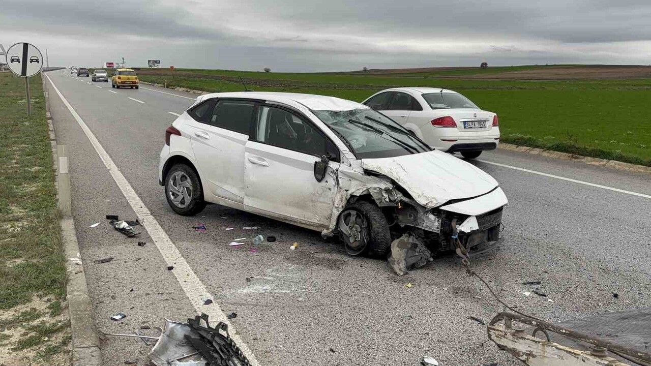 Edirne'de kavşakta çarpışma: Bir araç defalarca takla attı, 2 kişi yaralandı