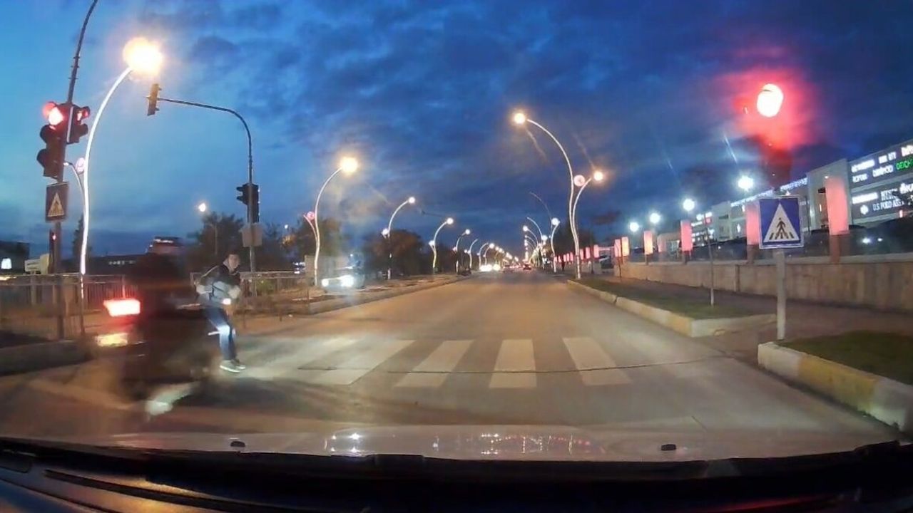 Edirne’de kırmızı ışık ihlali: Motosikletin çarptığı yaya ve sürücü yaralandı