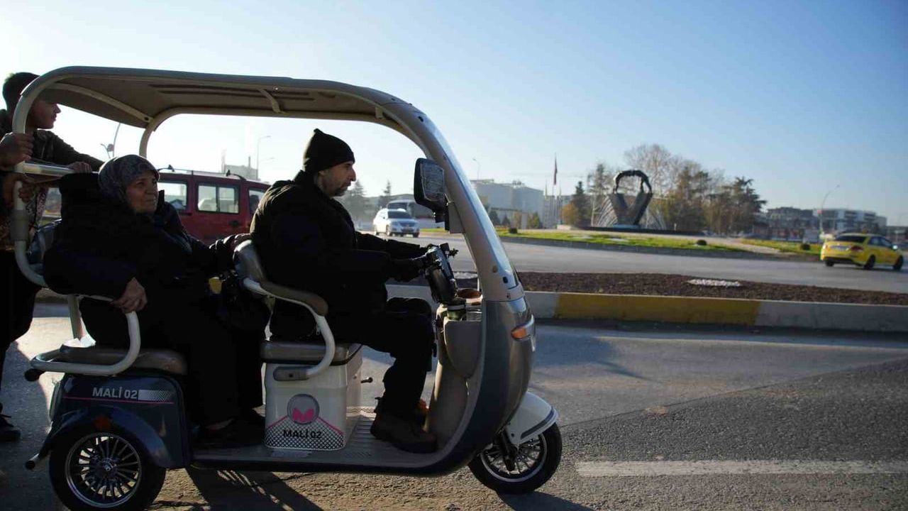 Edirne'de lise öğrencilerinden örnek dayanışma: Aküsü biten engelli aracı kilometrelerce ittiler