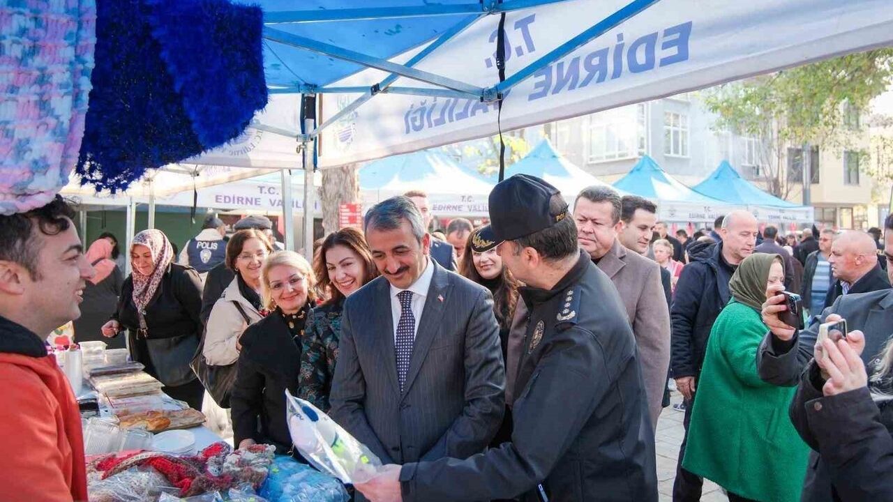 Edirne'de Polis Eşleri Destek Panayırı: Tüm Ürünler Kısa Sürede Tükendi